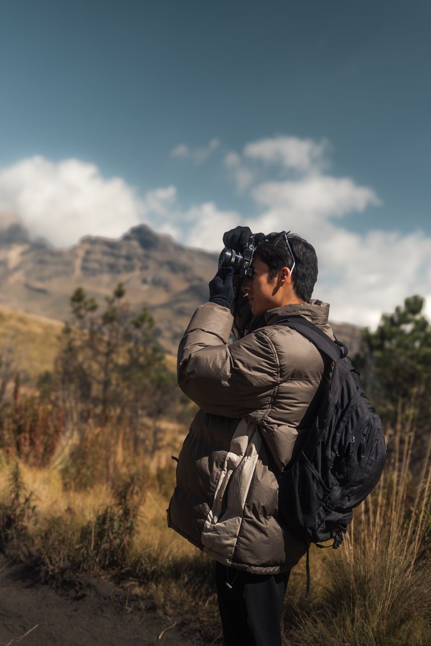 Fotógrafo capturando un paisaje montañoso en México