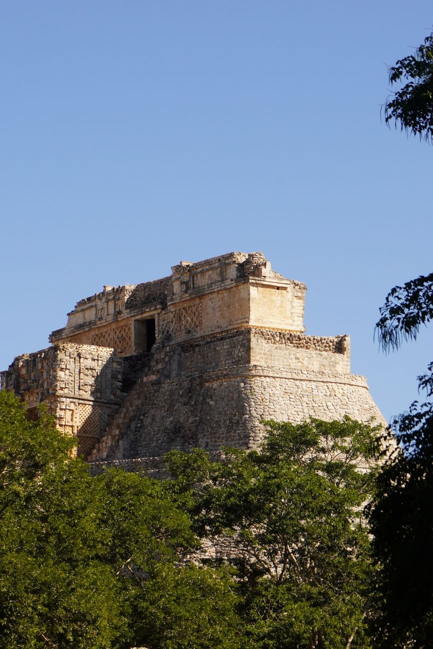 Paisaje de ruinas mayas y naturaleza en México