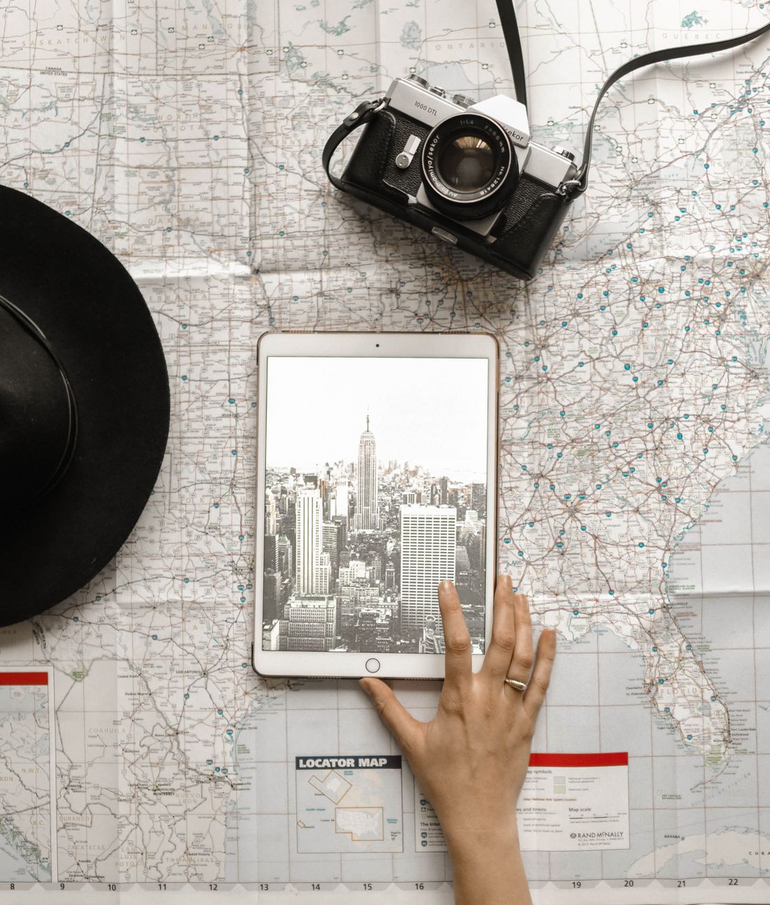 Guía impresa y tablet con mapa de México